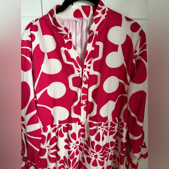 NWOT Stylish Red and White Long Sleeved Patterned Dress, size M fits oversized. - Picture 2 of 4